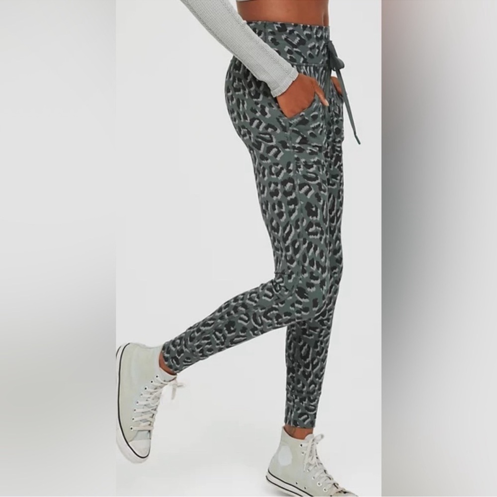 Offline by Aerie Leopard Print Hi Rise Leggings Size Small NWT